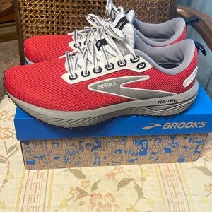 BROOKS TENNIS SHOE.  REVEL 6